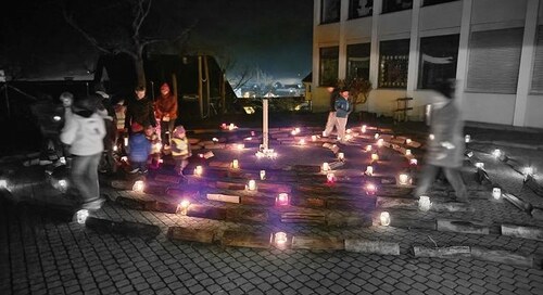 Lichtlabyrinth auf dem Volksschulplatz / Thomas Englberger